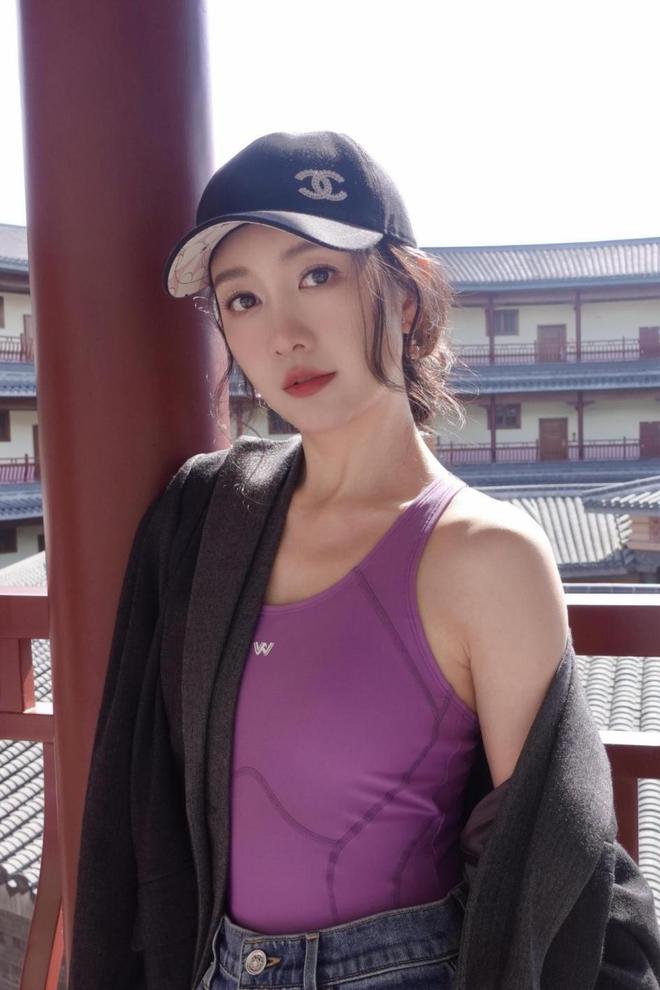 个人穿毛衣录节目又美又酷差点认不出EVO视讯42岁王鸥剪碎发
