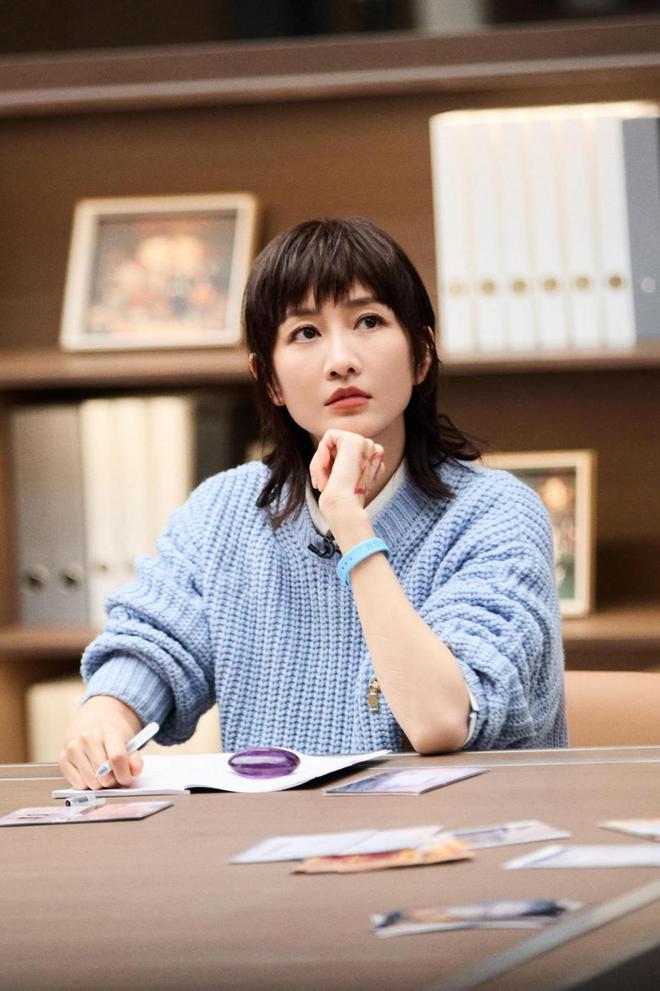 个人穿毛衣录节目又美又酷差点认不出EVO视讯42岁王鸥剪碎发后像换了(图6)